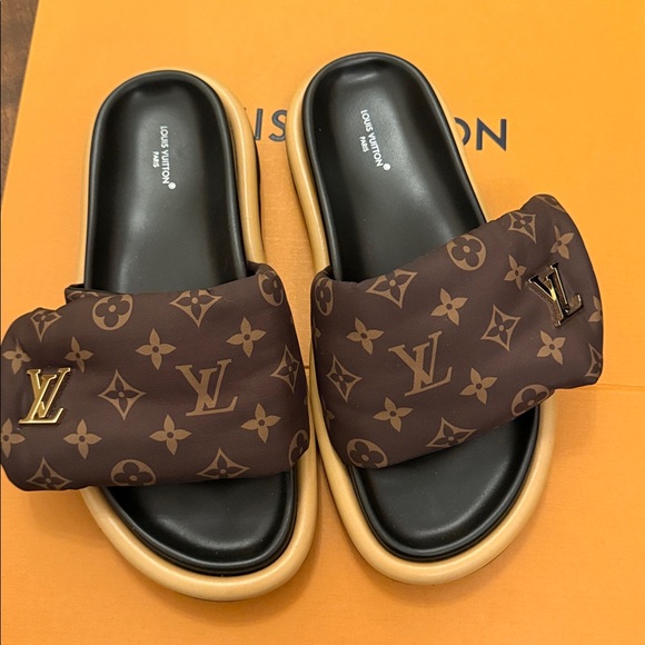 Louis Vuitton Pool Pillow Flats Monogram Sandals size-39 - Picture 2 of 7